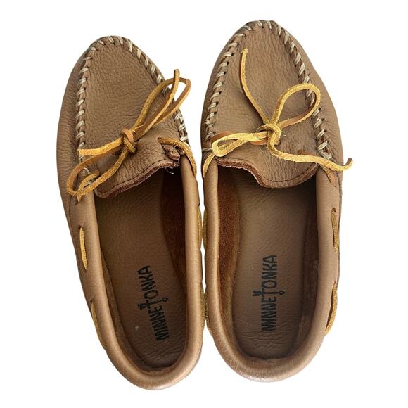 Minnetonka Women's Tan Moccasins Slippers Shoes NWOT With Minor Tear Size 8.5 - Picture 5 of 9